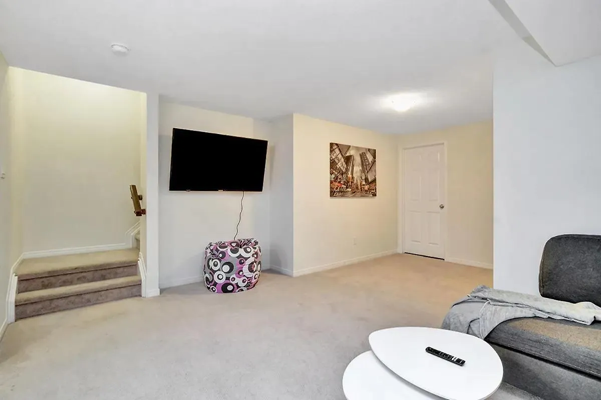 Modern Townhome Near Ottawa Attractions Canada