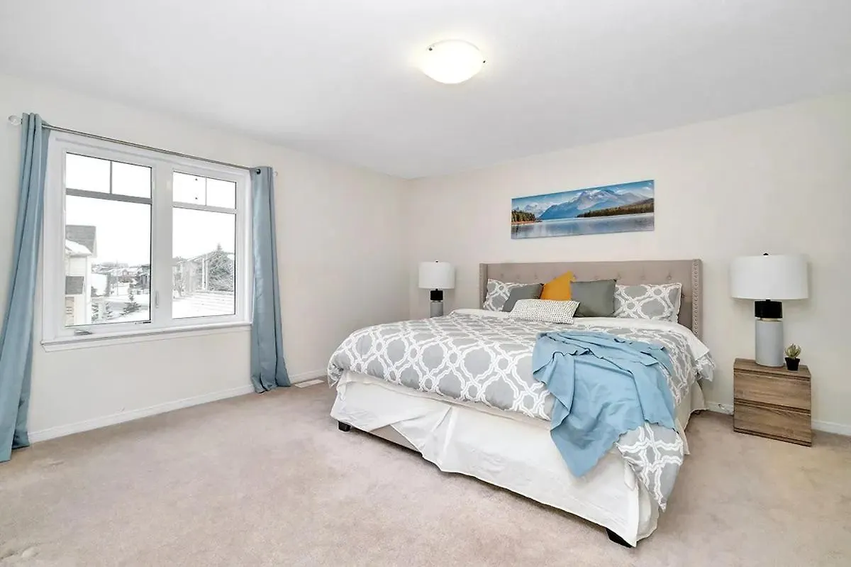 Modern Townhome Near Ottawa Attractions