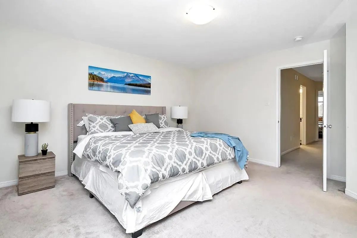 Modern Townhome Near Ottawa Attractions Feriehus